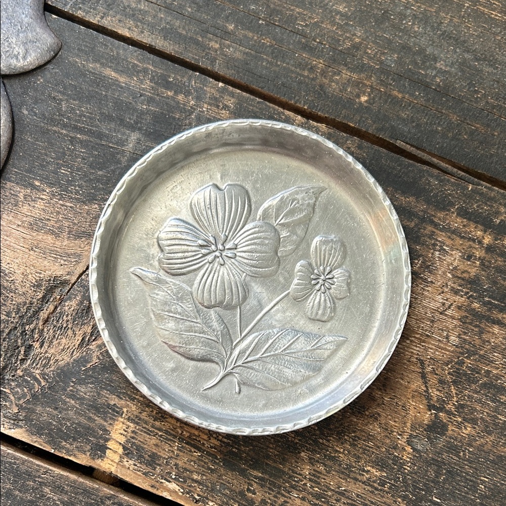 Silver Floral Embossed Hammered Metal Aluminum Trinket Tray Jewelry Holder
